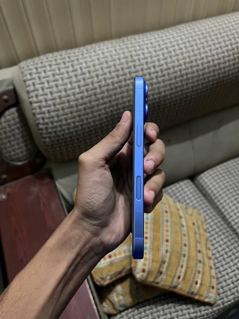 Apple iPhone 16 2