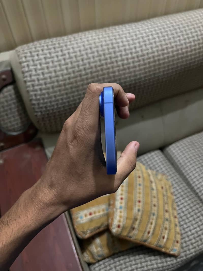 Apple iPhone 16 3