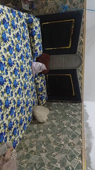 pure lakri ka hy khud tyar krwaya hy. with metrs with side tables
