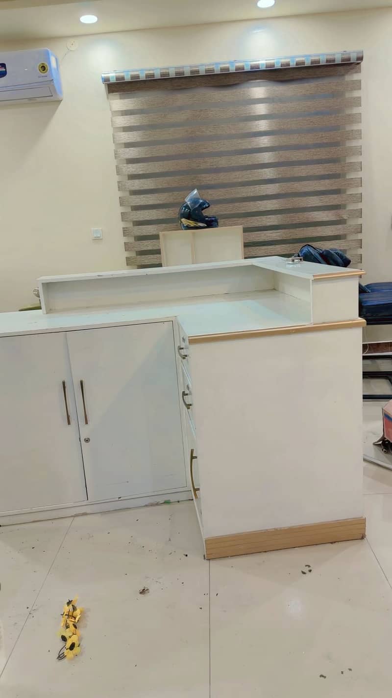 Reception counter table 1