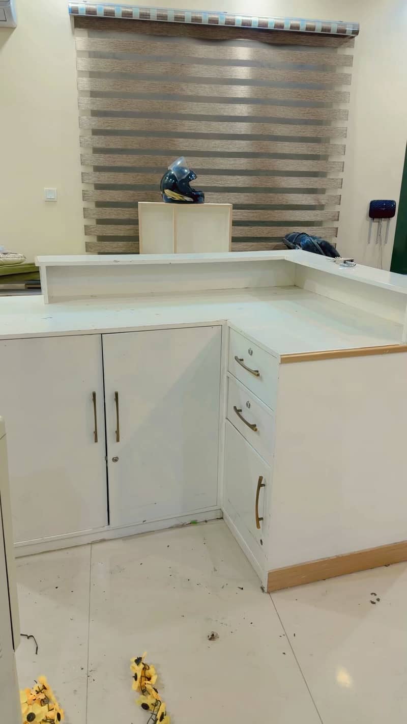 Reception counter table 2