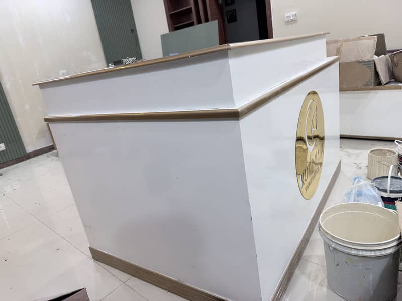 Reception counter table 4