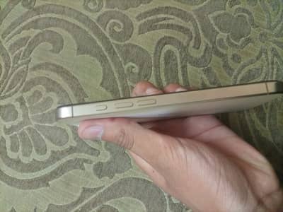 Apple iPhone 16 Pro desert titanium
