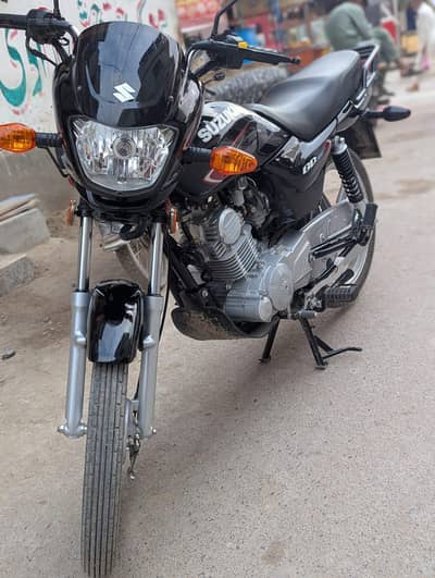 Suzuki 110 new condition hai blkl saf hai