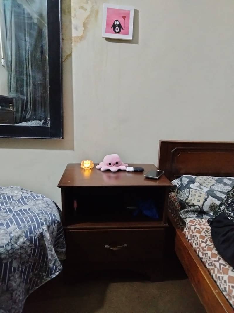 single bed. or 2 side table 0