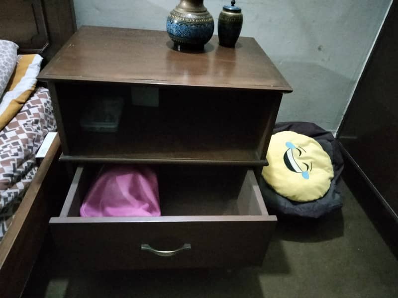 single bed. or 2 side table 1