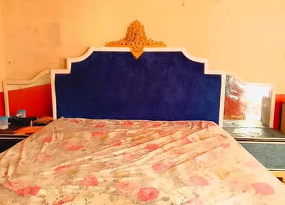 king size dubble bed and site 2 tables and matteres dubble spring