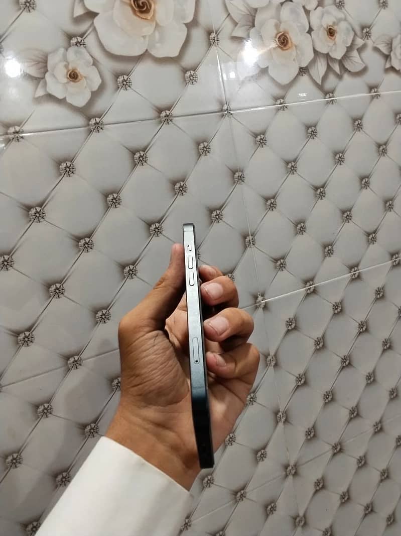 Apple iPhone 13 5