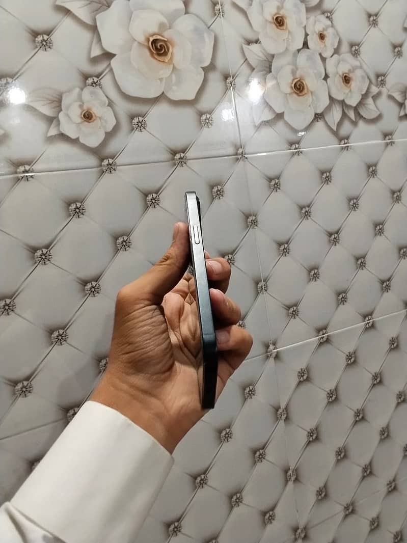 Apple iPhone 13 6
