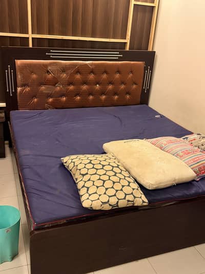 Full size bed without matress almlost new