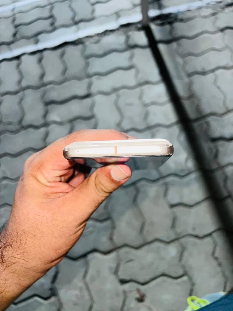 Google Pixel 8 4
