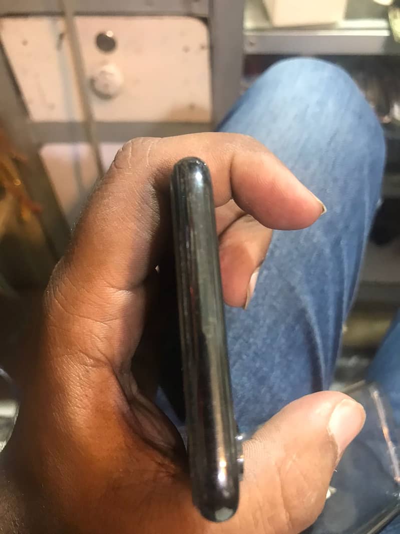 Apple iPhone X 4