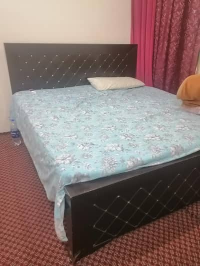 kind size bed with spring mattress