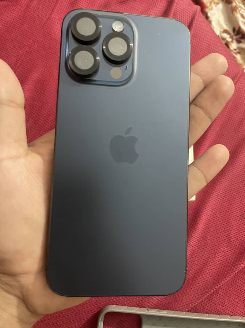 iPhone 15 Pro Max 4