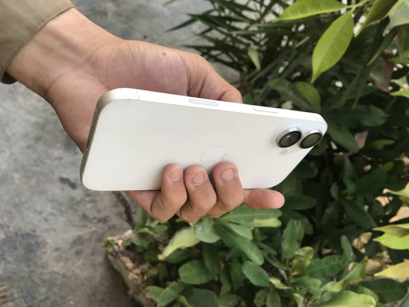 Apple iPhone 16 2
