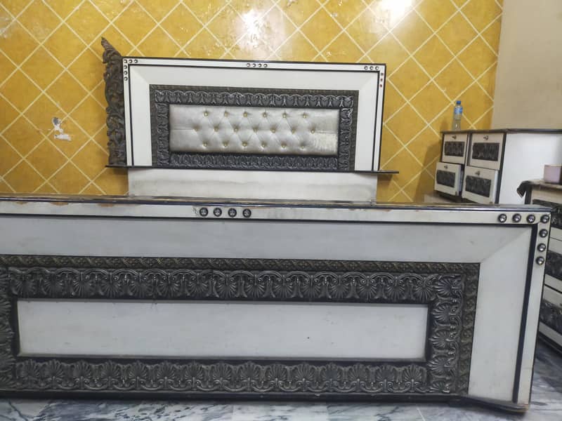 bed with complete set 0