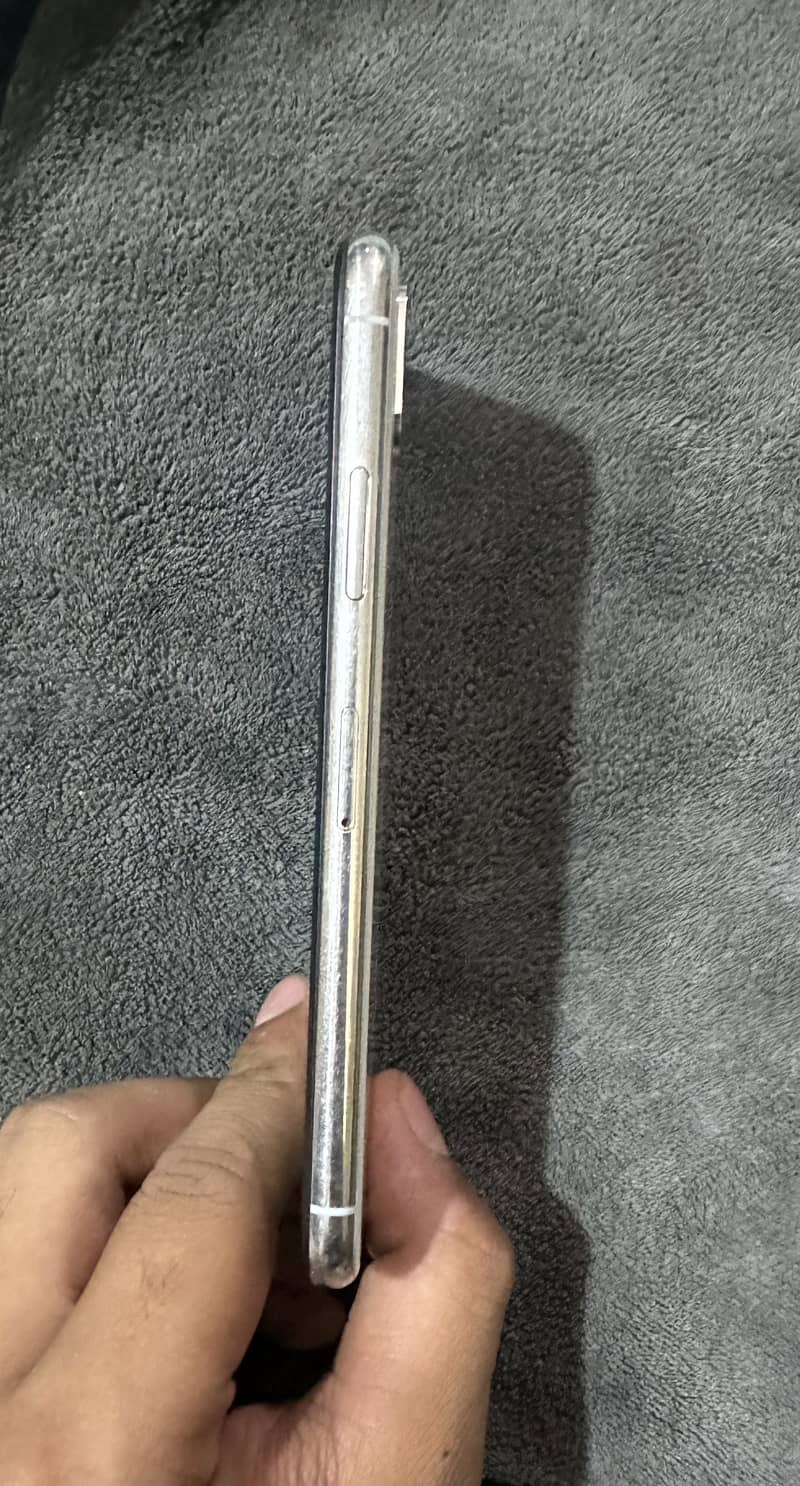 Apple iPhone X 4