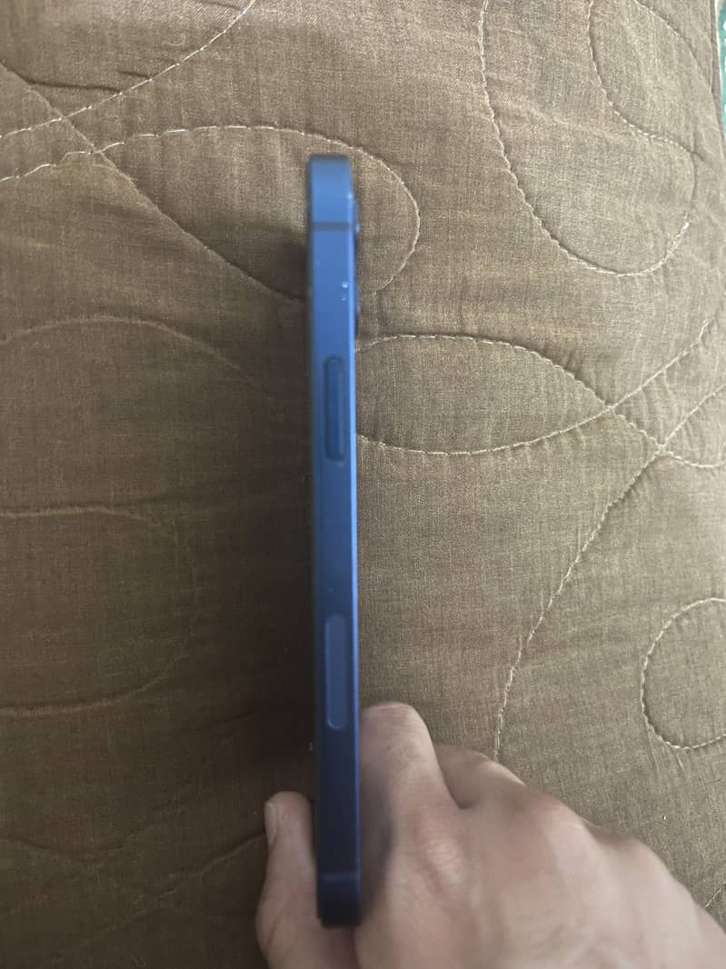 Apple iPhone 12 4