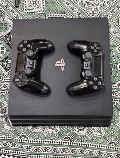 PS 4 pro (online play) 1 tb (2 controller)