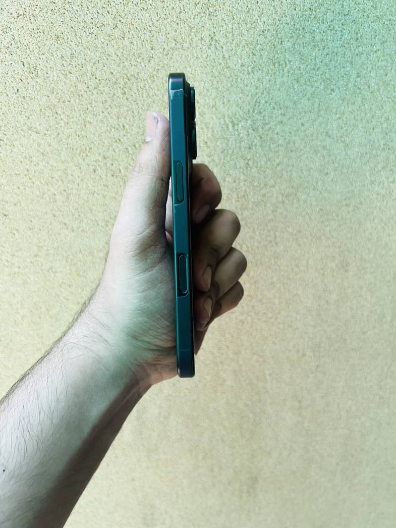 Apple iPhone 16 Pro 4