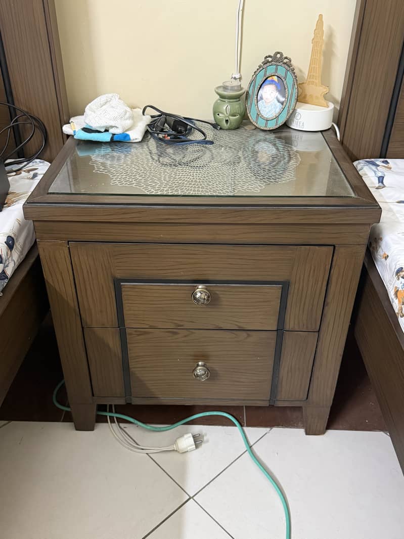 2 SINGLE BEDS WITH SIDE TABLE 3