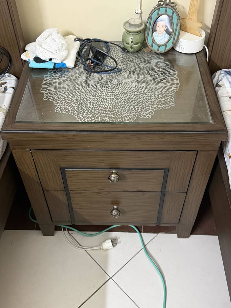 2 SINGLE BEDS WITH SIDE TABLE 4