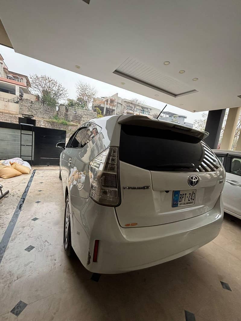 Prius Alpha 1