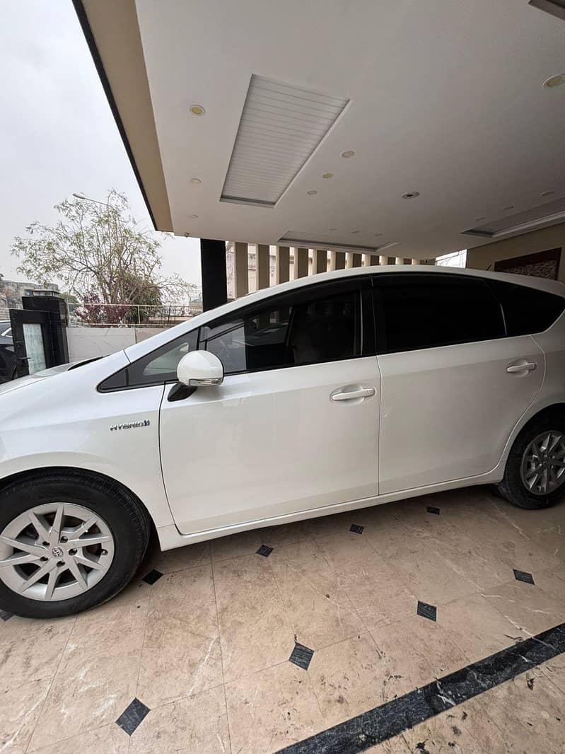 Prius Alpha 4