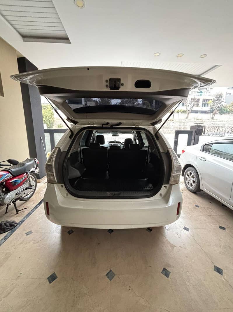 Prius Alpha 5