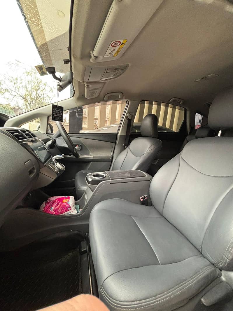 Prius Alpha 6