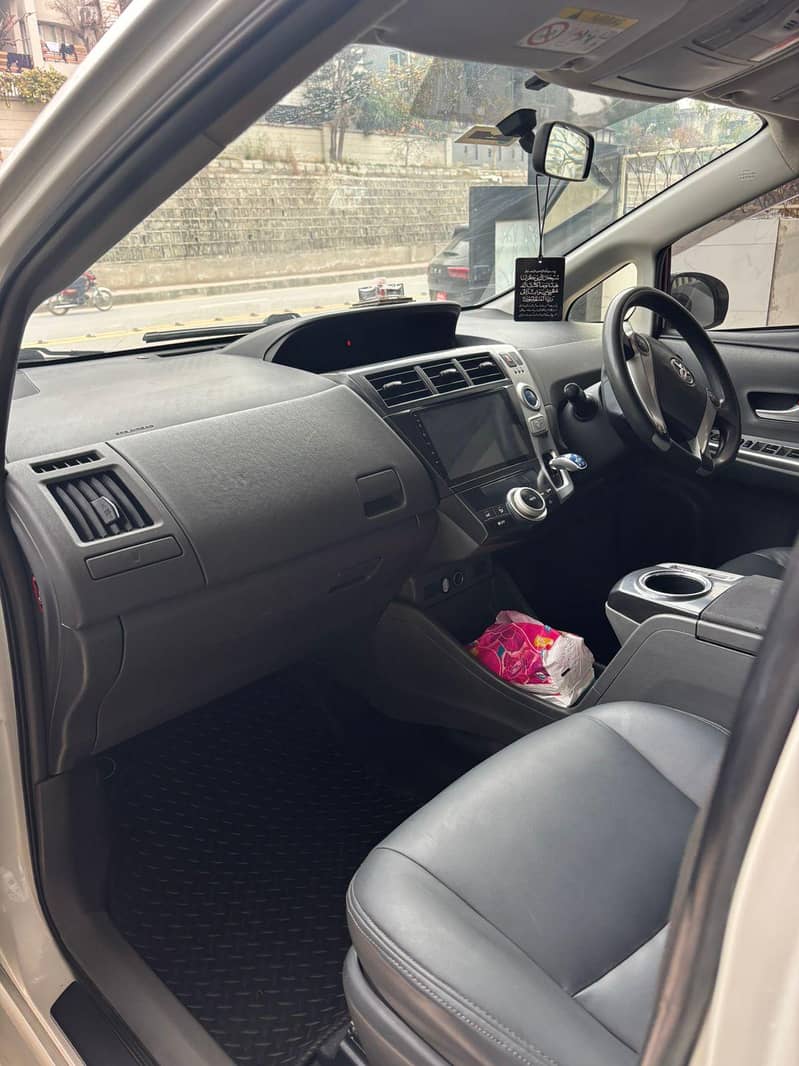 Prius Alpha 11
