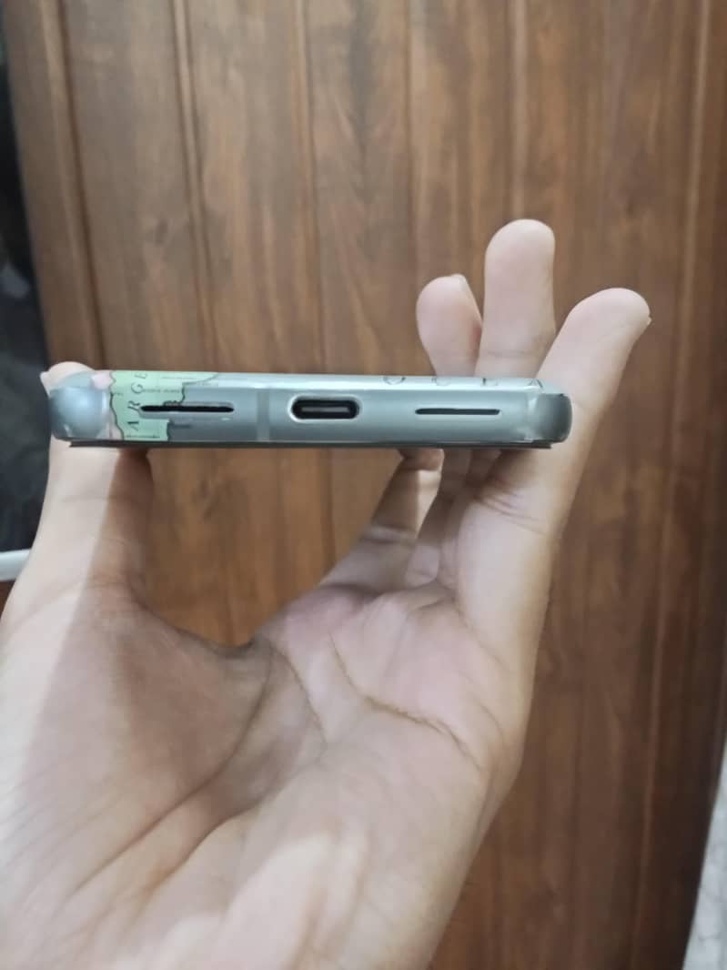 Google Pixel 8 4