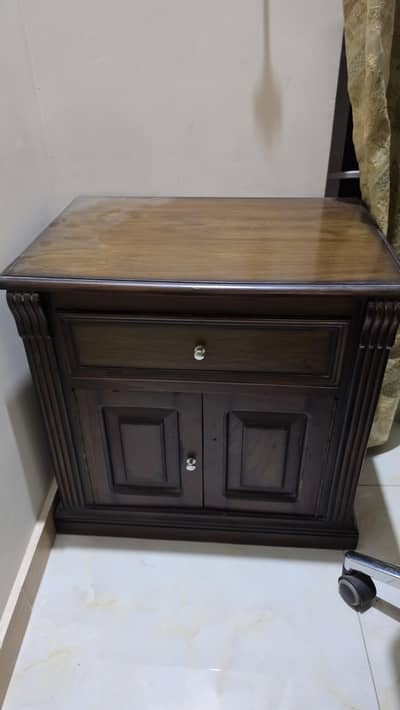 almost brand new real wood keekarmade 8 seater dinning , 2 side table