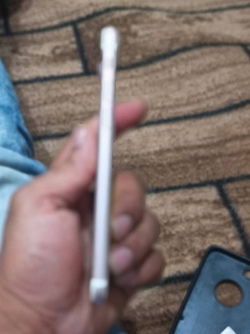 Apple iPhone 7 3