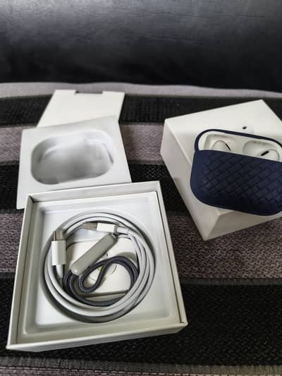Airpods Pro 2 complete box 10/10 with free case