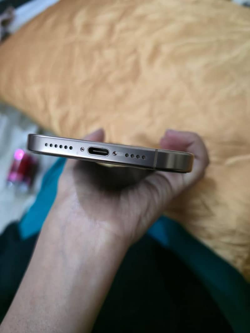 iPhone 16 Pro Max 12