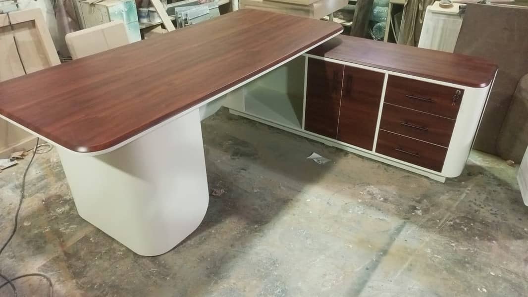 EXECTIVE TABLE 0