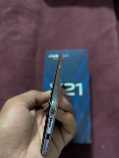 Vivo V21