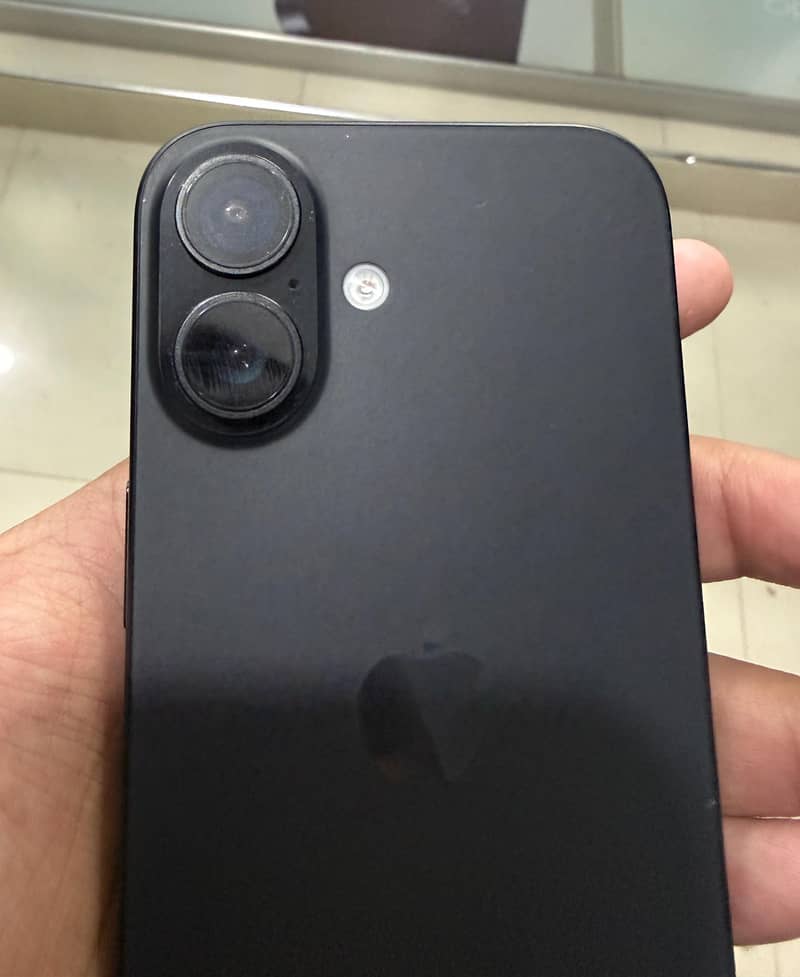Apple iPhone 16 6