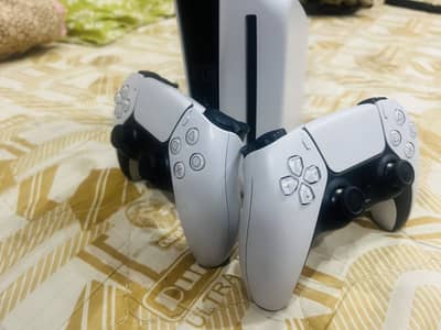 PS5 Slim disc Edition + 2 controllers