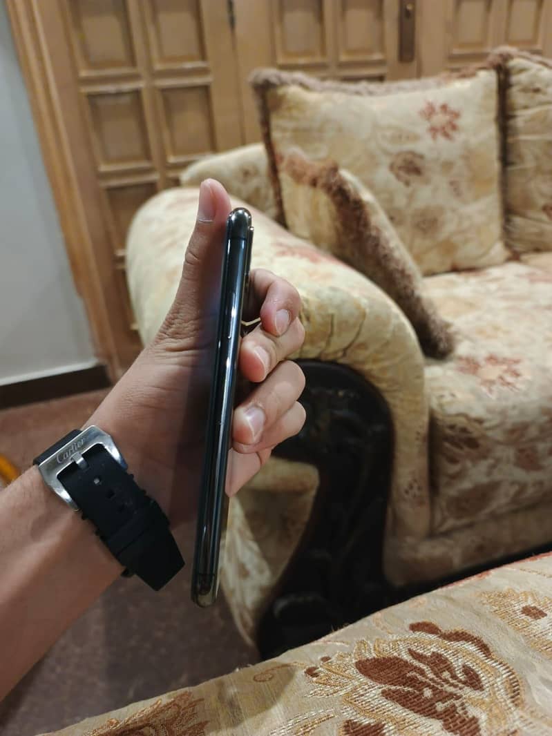 Apple iPhone X 4