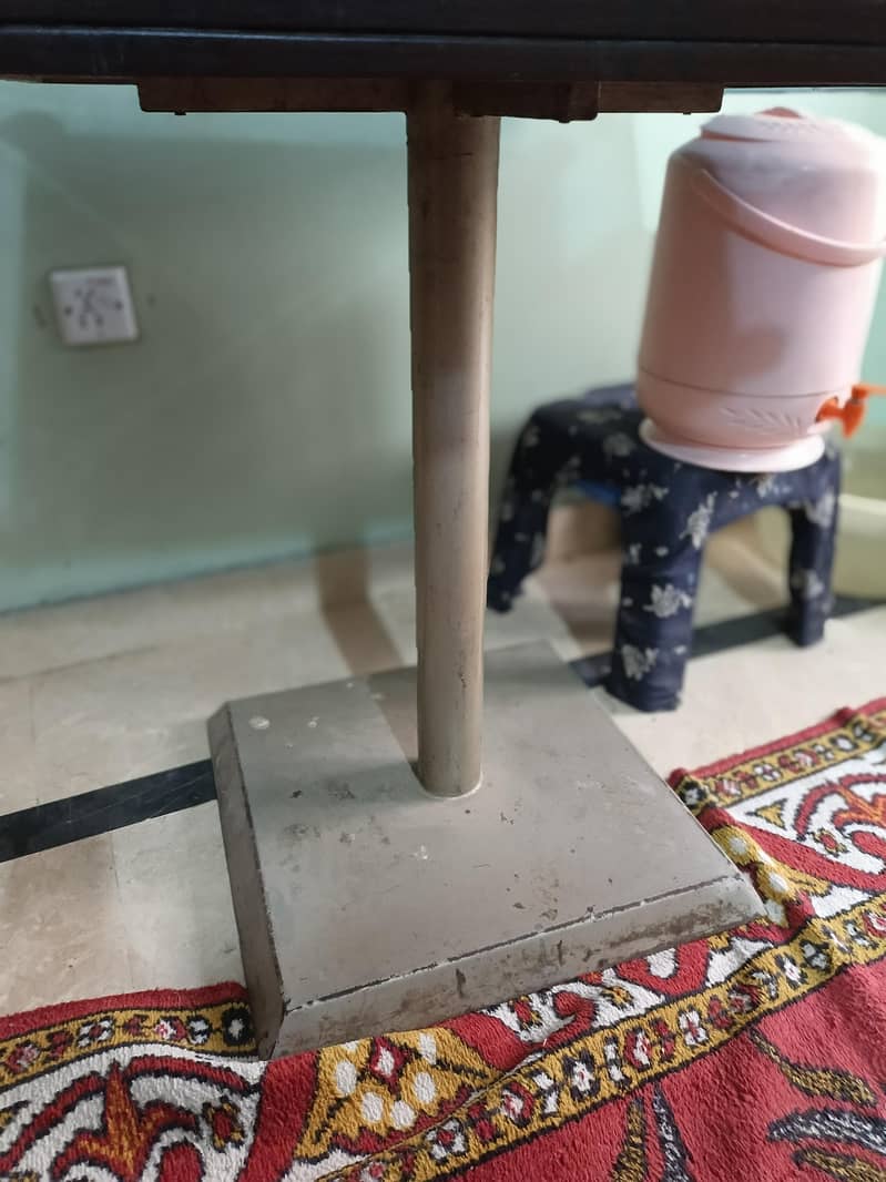 2 Chair's 1 Table 3
