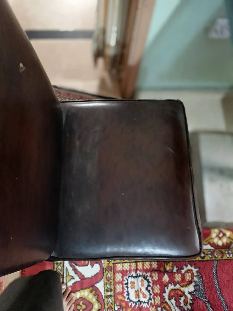 2 Chair's 1 Table 4