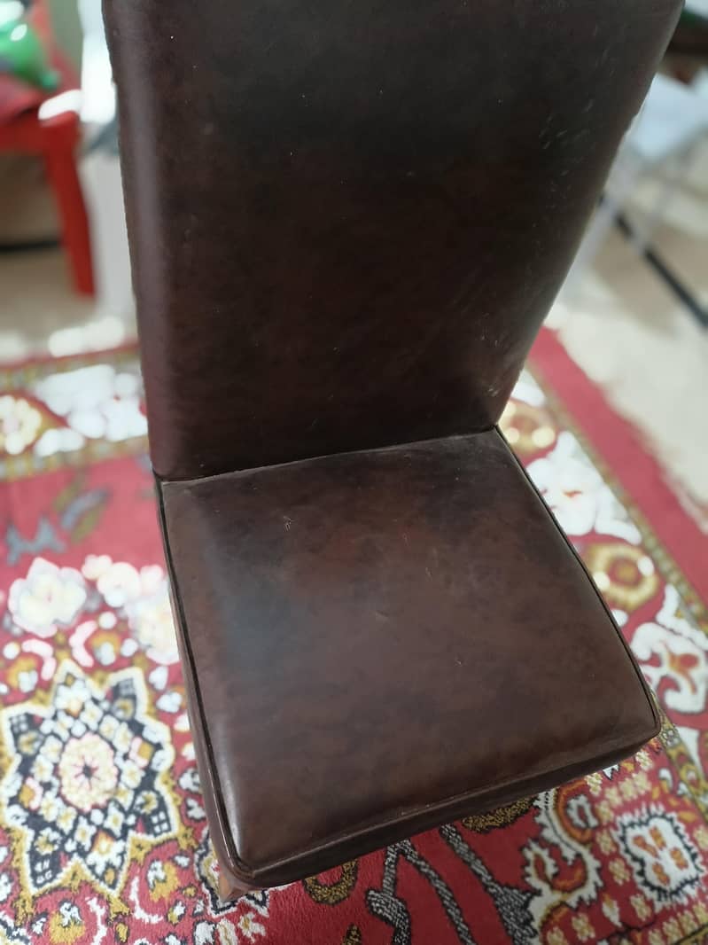 2 Chair's 1 Table 5