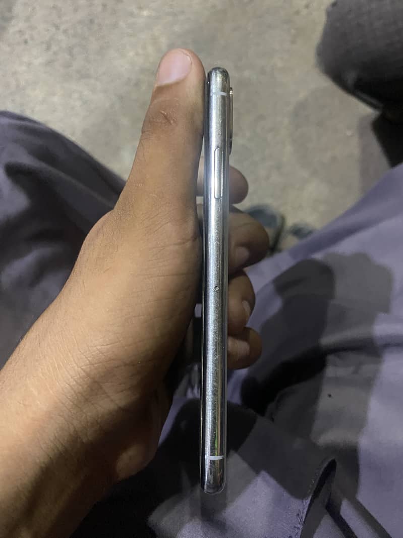 Apple iPhone X 4