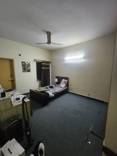 Carpet Room available in G11/3 ibne sina flat for Male only