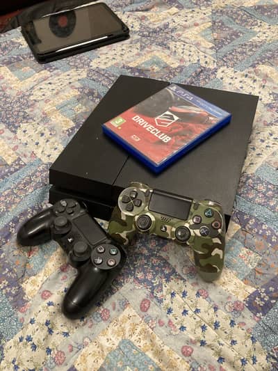 PS4 500GB + 2 Controllers + Games