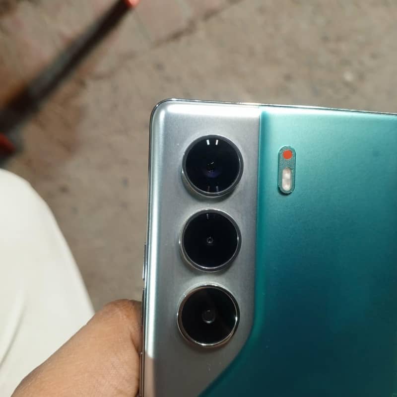 Tecno CAMON 40 Pro 1