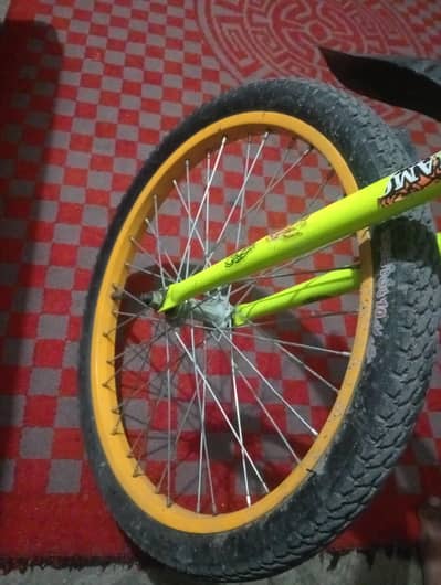 new condition cycle hai 1month use ki hai bas