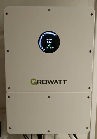 Growatt 10kw 3 Phase IP66 hybrid inverter (7 Mnt Used) 9 Yrs warranty